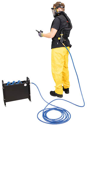 e-breathe Druckluft Filterstation mit e-line an Person Freisteller farbig
